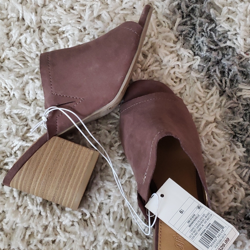 Size 6.5 Universal Threads Slides